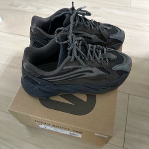 Yeezy 700 Geodes